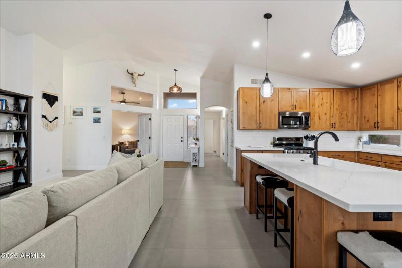 10-LIVING TO KITCHEN