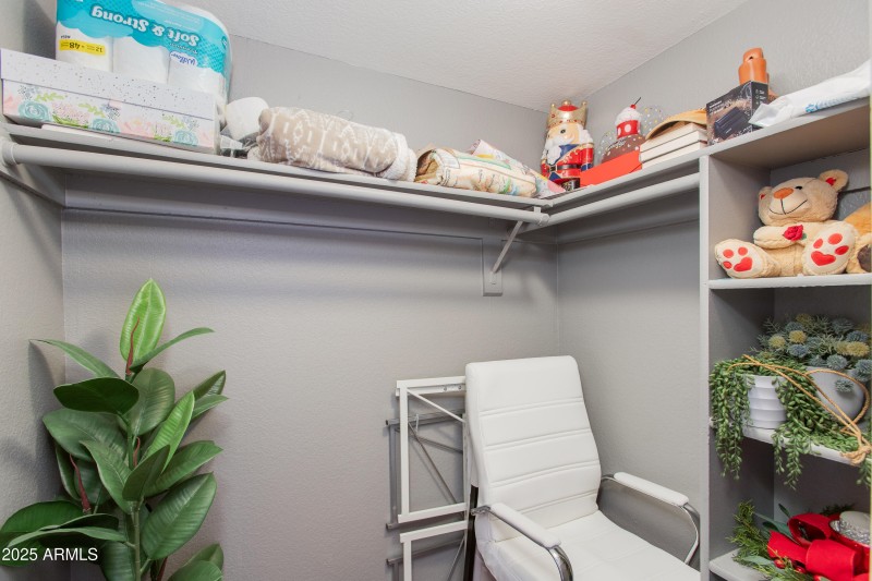WALK-IN CLOSET
