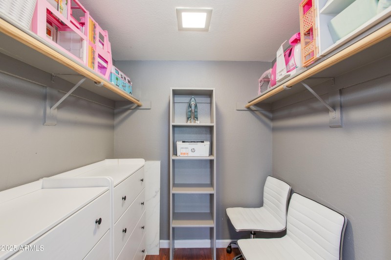 WALK IN CLOSET