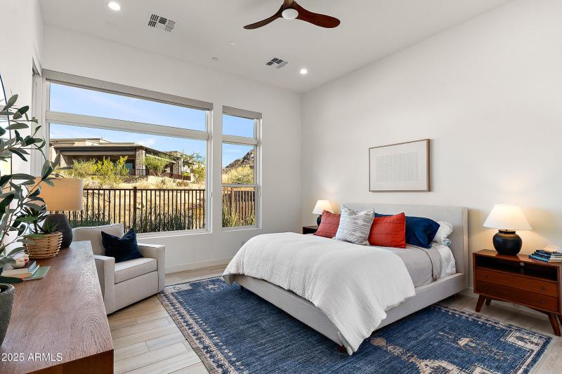 Primary w/ walk-in closet & 5pc bath