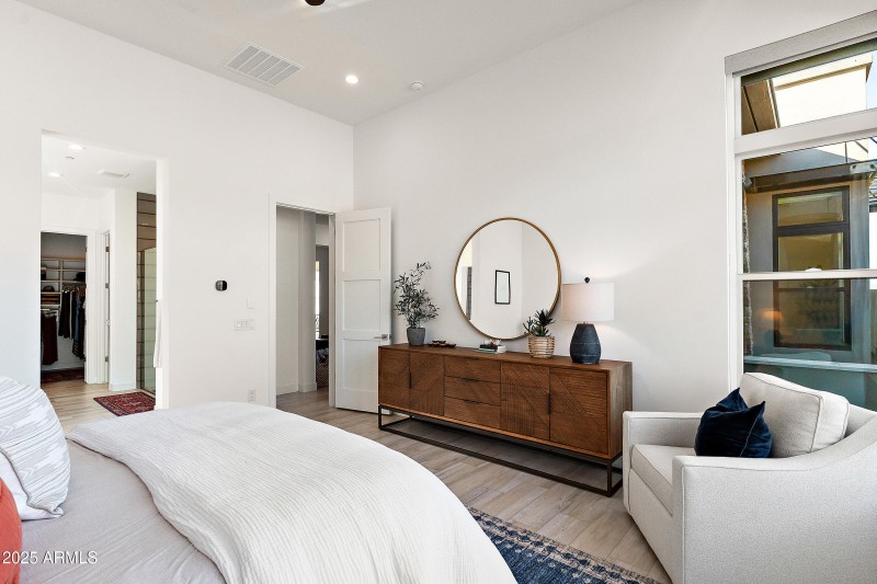 Primary w/ walk-in closet & 5pc bath