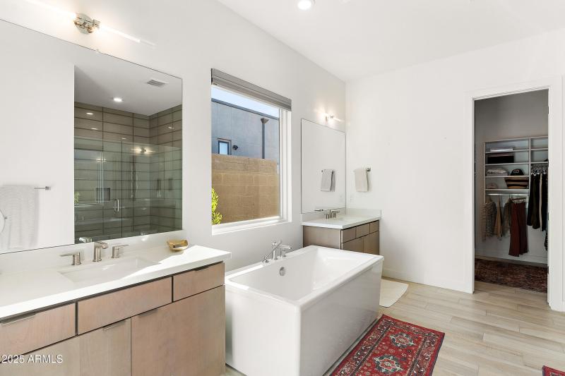 5pc primary bath & walk-in closet