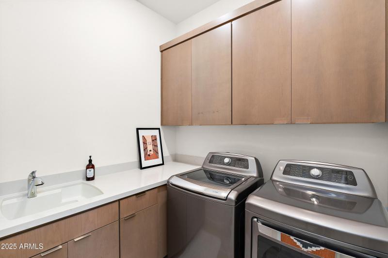 Utility room w/ sink & plenty of storage