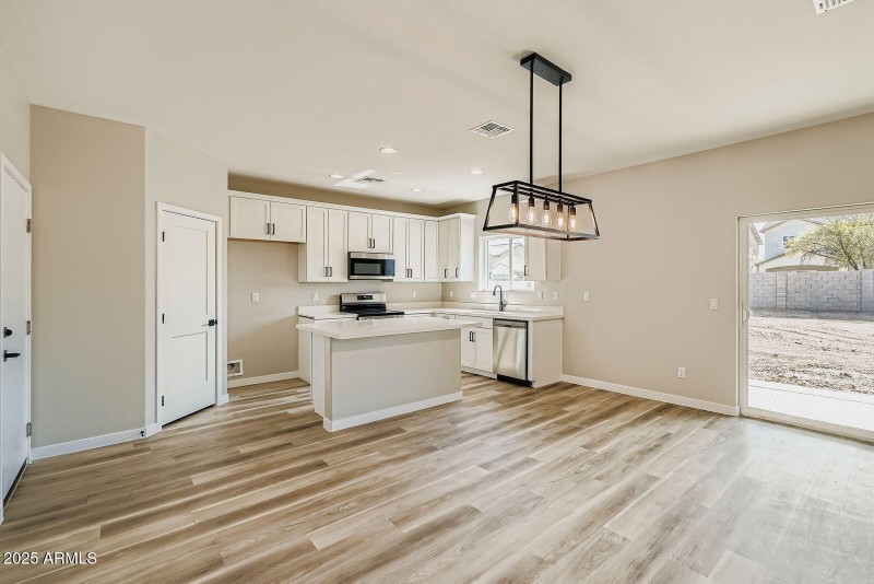 3 - 5523 Kitchen