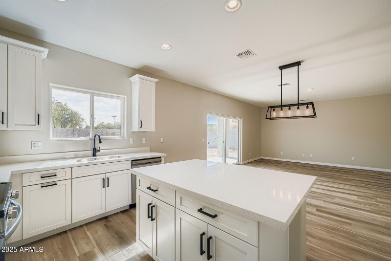 9 - 5523 Kitchen