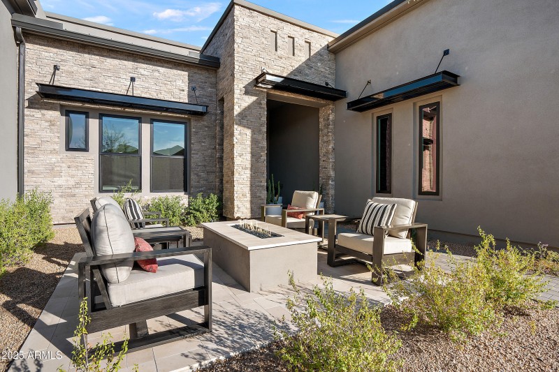 Front patio w/ fire pit