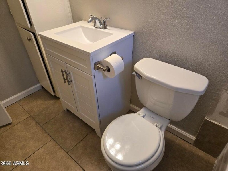 902 #5 Bath vanity & sink