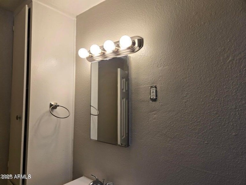 902 #5 bath with towel, lighting & medic