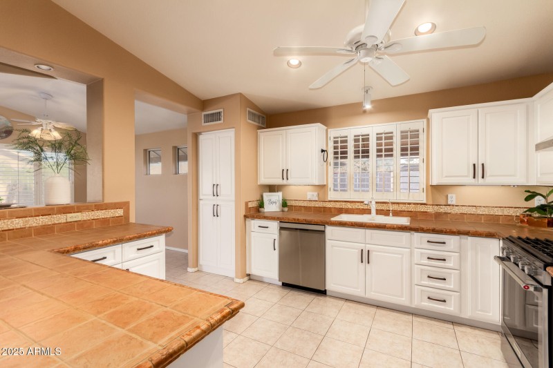Kitchen w/pantry