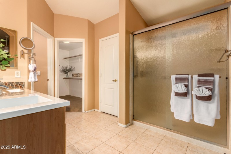 Primary ensuite w/newer shower