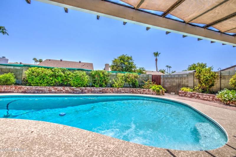 Note Jets In Pool