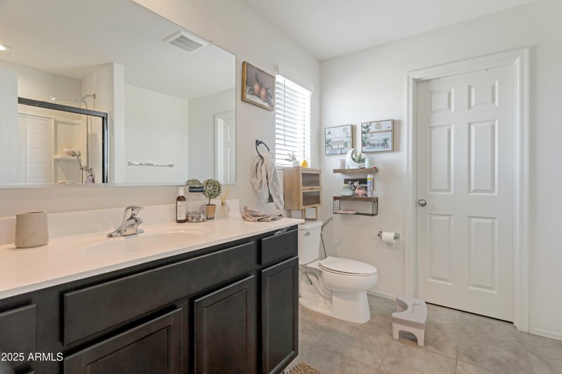 Bright, Inviting Master Bedroom En Suite