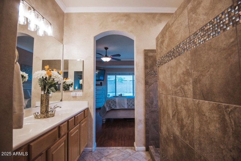 19_master-bathroom_view02