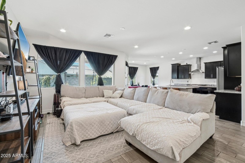 7-web-or-mls-W Luke Ave-S1208-005