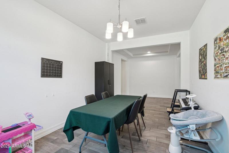 12-web-or-mls-W Luke Ave-S1208-010