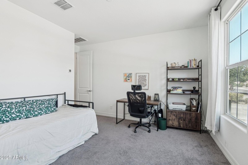 19-web-or-mls-W Luke Ave-S1208-017