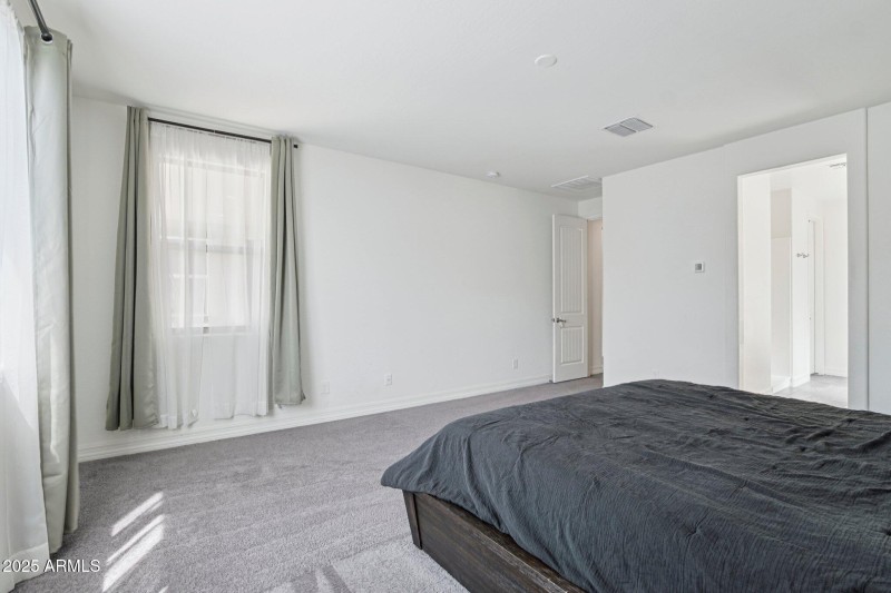 29-web-or-mls-W Luke Ave-S1208-027