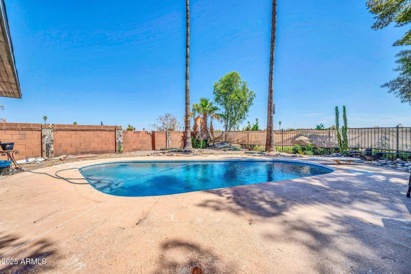 4215 N 105th Ave-32