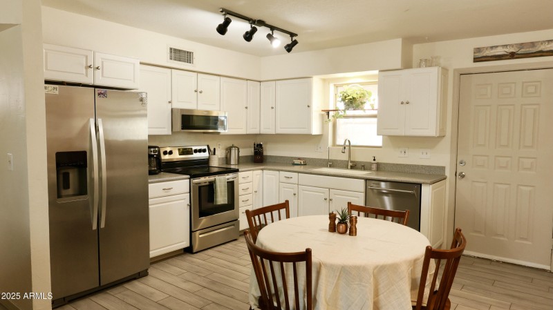 4B8C8F70-2784-4A4D-8169-B4D691E7CFF9