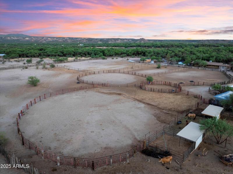 Round pens and turn outs