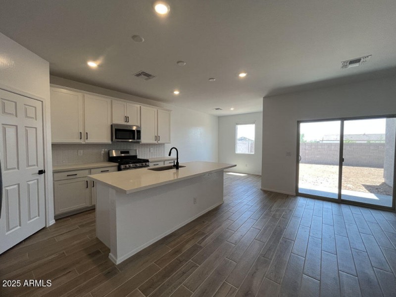 11 - Kitchen