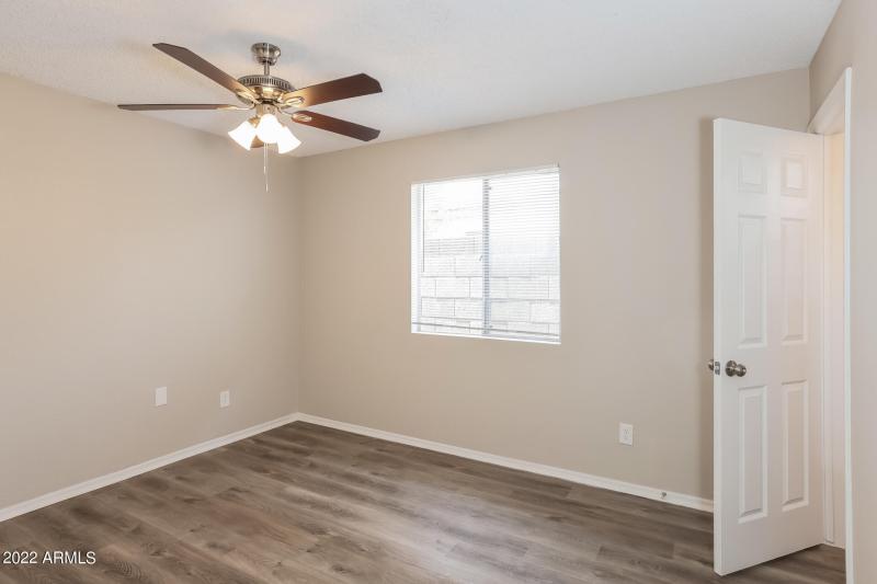 010-photo-primary-bedroom-11372750