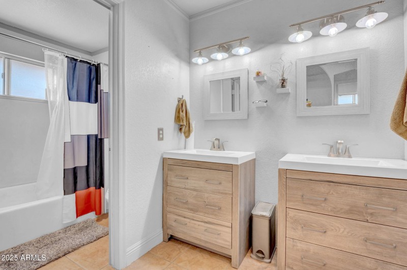 18-web-or-mls-1632 N Temple St-18