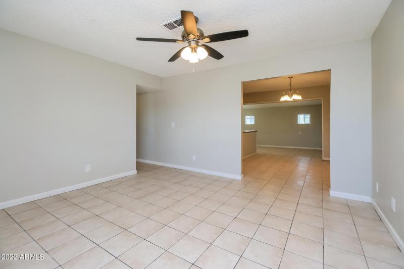 003-photo-living-room-11713428