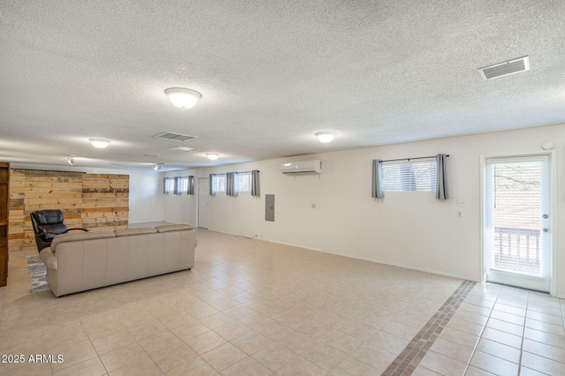 15-web-or-mls-1210-white-spar-rd