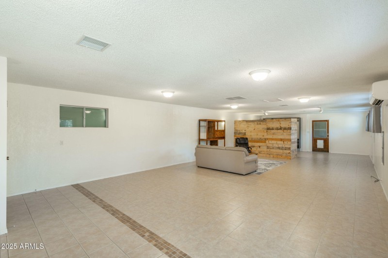 17-web-or-mls-1210-white-spar-rd