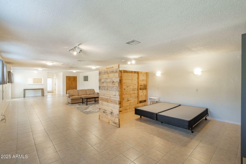 21-web-or-mls-1210-white-spar-rd