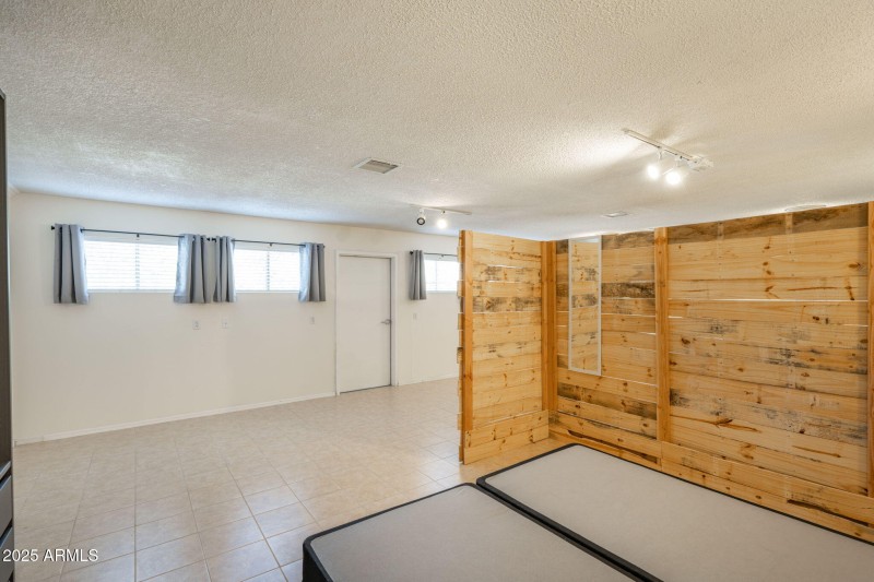 22-web-or-mls-1210-white-spar-rd