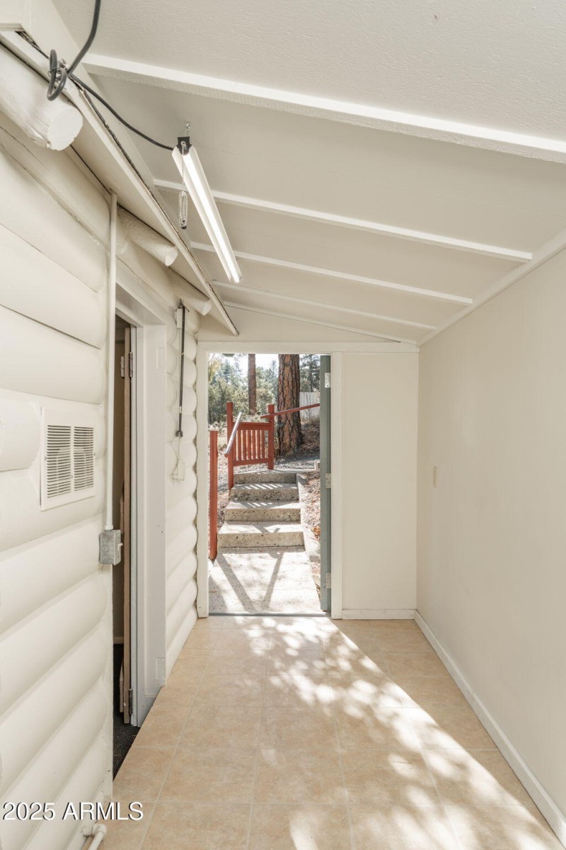 9-web-or-mls-1210-white-spar-rd