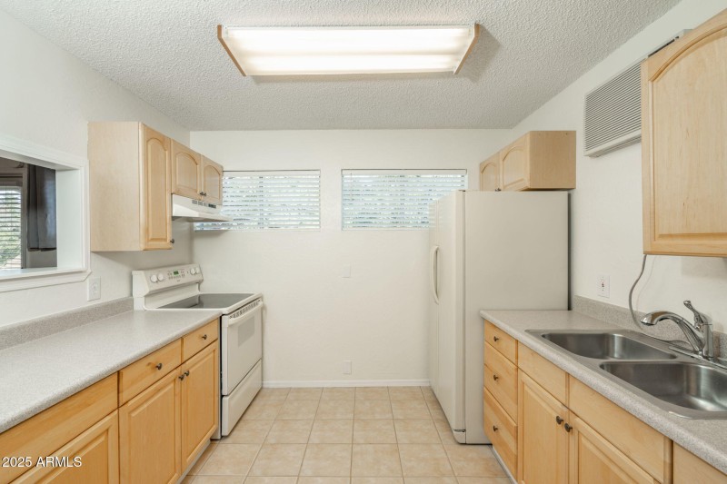 10-web-or-mls-1210-white-spar-rd