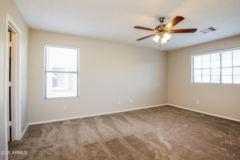 010-photo-bedroom-8296729