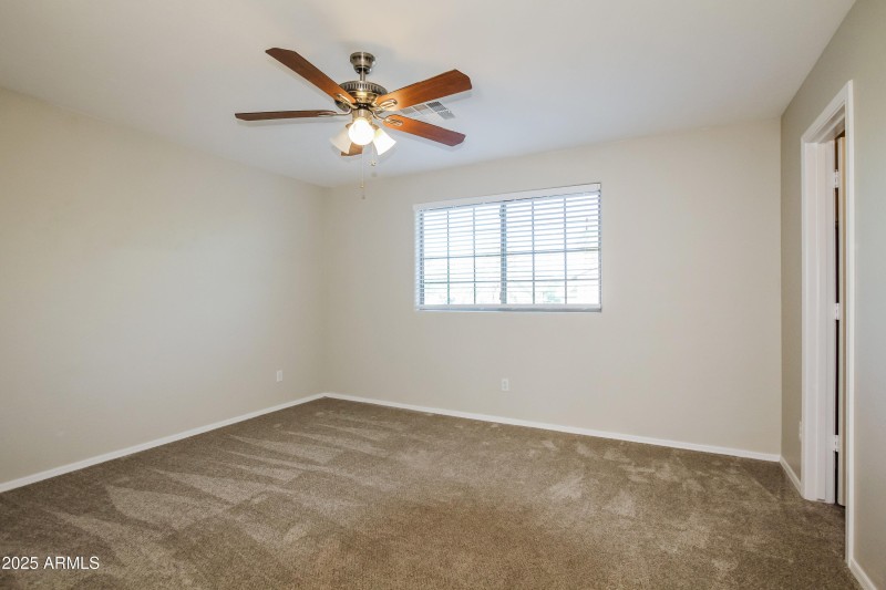 011-photo-bedroom-8296730