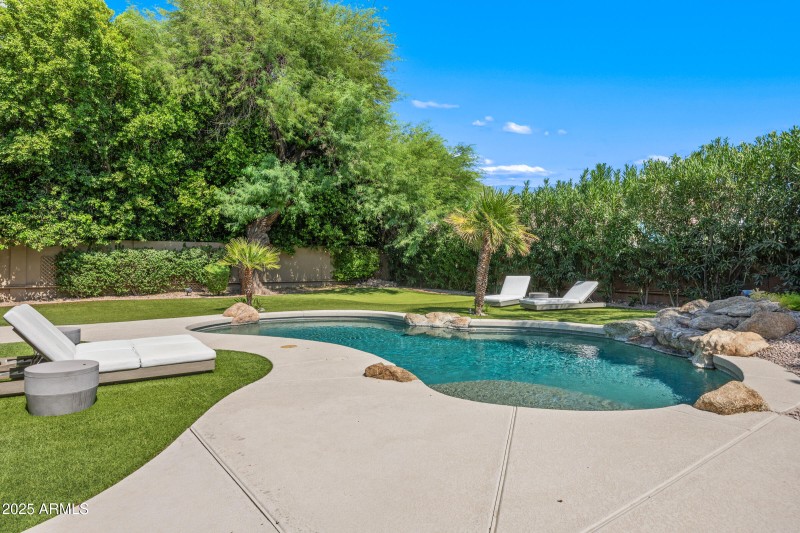 Sparkling pool w Waterfall