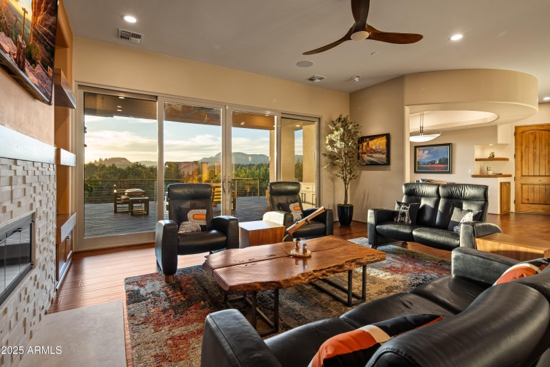 INDOOR OUTDOOR LIVING