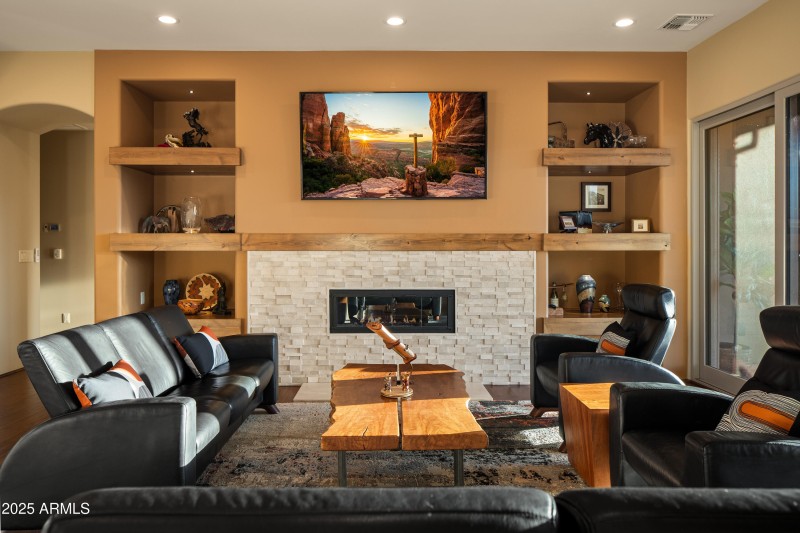 NEW NICHES WITH WALNUT ACCENTS
