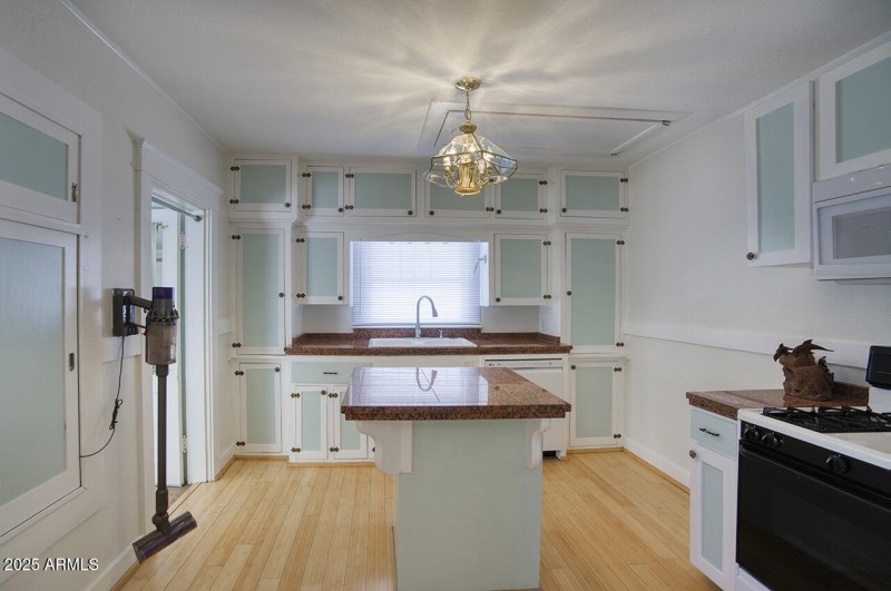 28 W LEWIS AVE