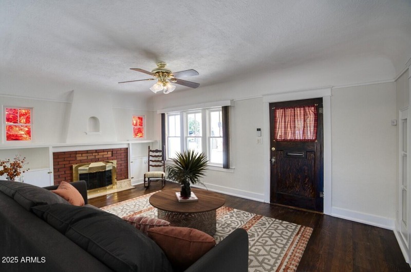 28 W LEWIS AVE