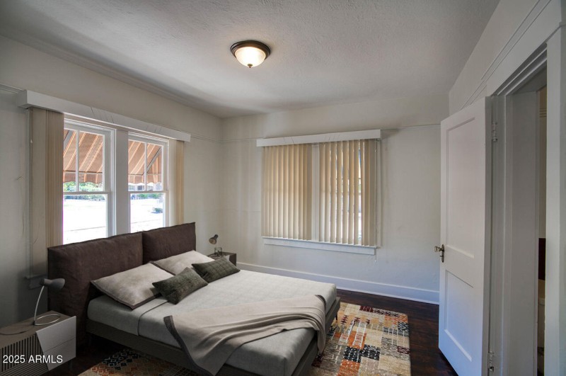 28 W LEWIS AVE