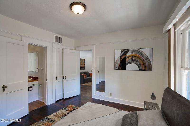 28 W LEWIS AVE