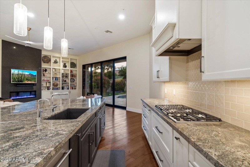 Granite Countertops & Gas Cooktop