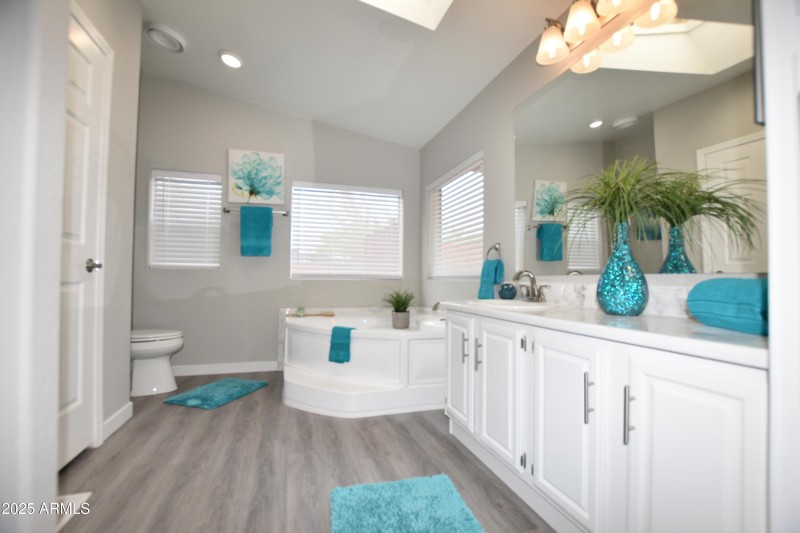 Main bath 1092