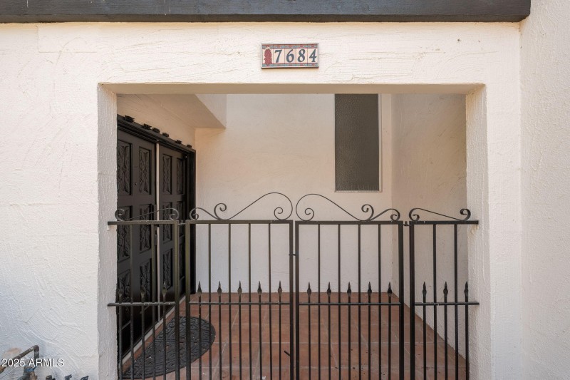 7684 E Minnezona Ave - 005