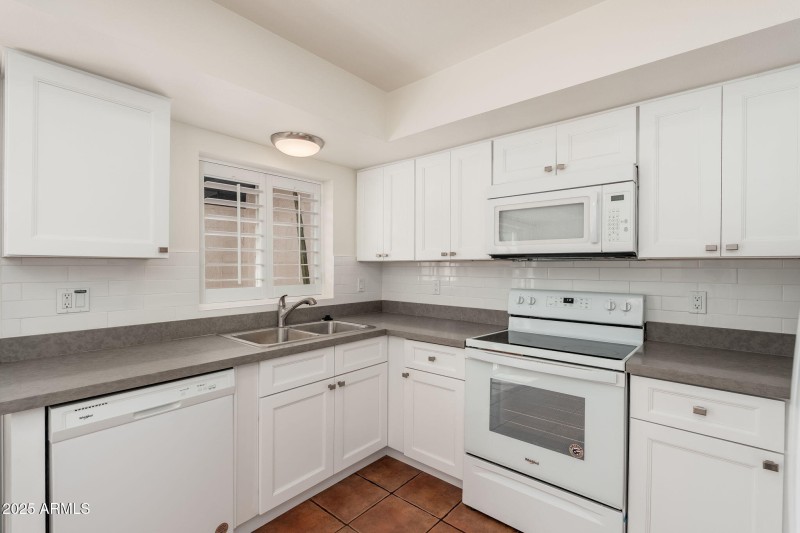 7684 E Minnezona Ave - 016