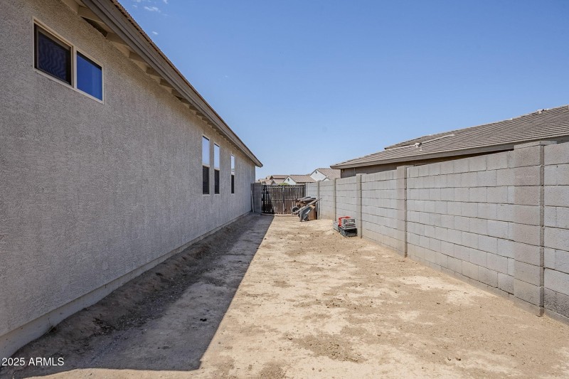 RV gate & large side yard