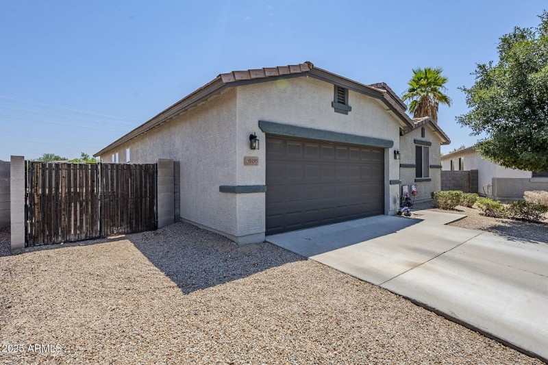 RV gate & large side yard