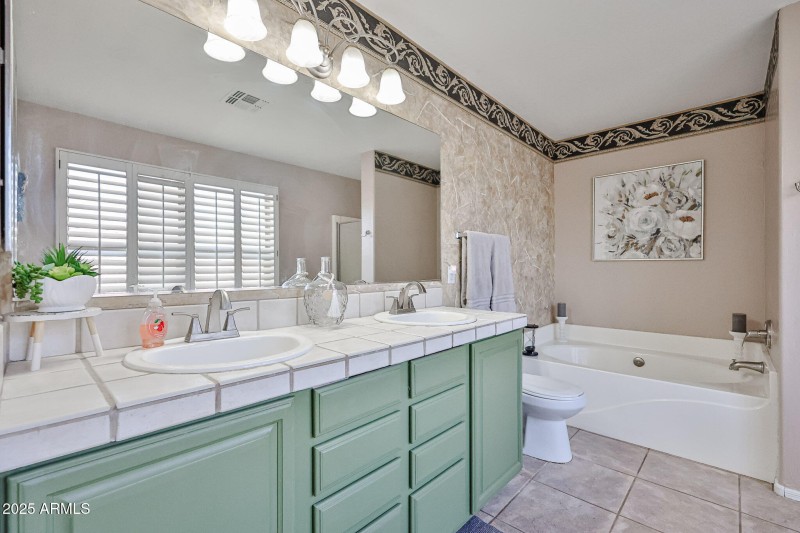 UPSTAIRS PRIMARY BATH